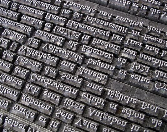 W jakim języku mówi się w Pradze?